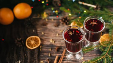 masada Noel dekor ile portakal dilimleri, tarçın çubukları ve baharatlar ile mulled şarap bardak
