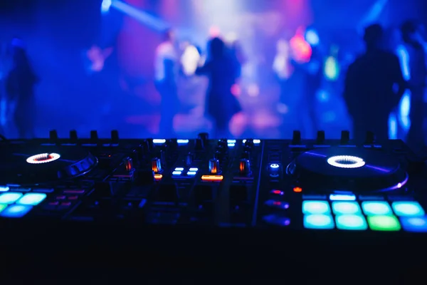 DJ-Mixer auf dem Tisch im Hintergrund des Nachtclubs — Stockfoto