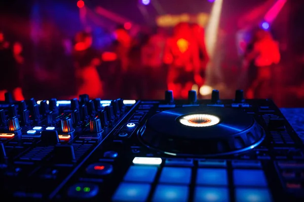 DJ controller professionale per mixare musica elettronica — Foto Stock