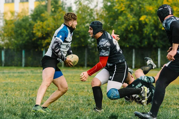 IVANOVO, RUSIA - 12 DE SEPTIEMBRE DE 2015: Campeonato Masculino de Rugby entre los equipos del Tiburón Blanco y el buque insignia —  Fotos de Stock