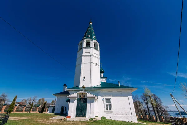 Православная христианская церковь из белого камня — стоковое фото