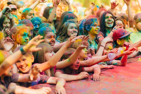 VICHUGA, RUSIA - 17 IUNIE 2018: Mulțimea de oameni fericiți la sărbătorirea festivalului de culori Holi — Fotografie, imagine de stoc