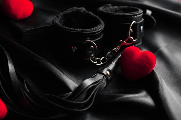Секс игрушки для любви и bdsm в День Святого Валентина с красными сердцами — стоковое фото