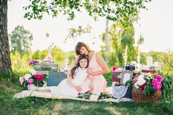 美しい母と娘の夏の自然の中の毛布で休んで — ストック写真