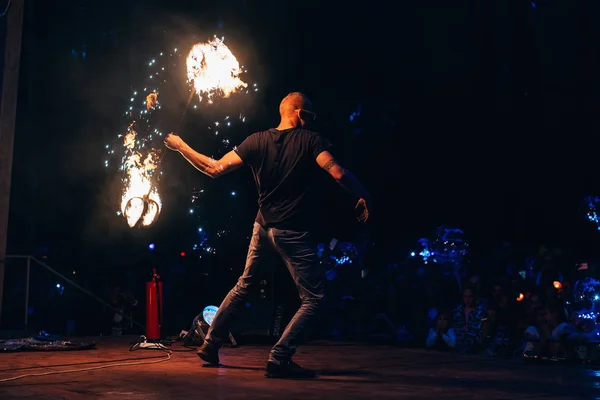 Vichuga, Rusya - 17 Haziran 2018: Yangın gösterisi, yanan meşaleleri sallayan bir adam — Stok fotoğraf
