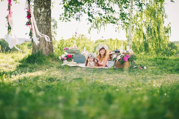 Siostry szczęśliwy leży na kocu na zewnątrz na słoneczne lato — Zdjęcie stockowe