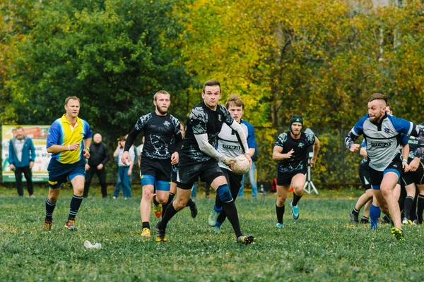 Ivanovo, Rosja-12 września 2015: Mistrzostwa mężczyzn w rugby między drużynami białego rekina a flagowym — Zdjęcie stockowe