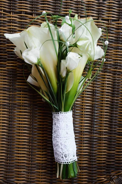 Свадебный букет из свежих цветов — стоковое фото