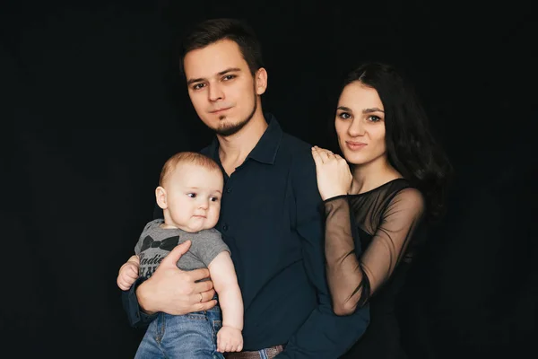 Heureuse famille blanche caucasienne. Maman et papa avec bébé garçon dans les mains — Photo