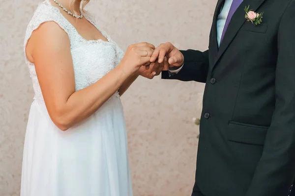 Cerimônia de casamento tradicional de troca de anéis de ouro entre a noiva e o noivo — Fotografia de Stock