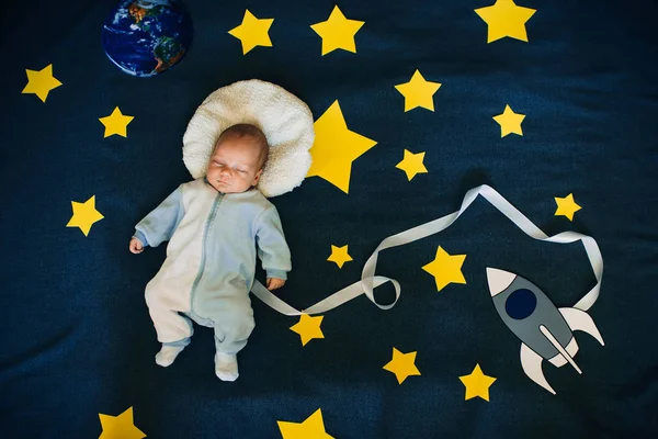 Alvó baba fiú, a háttérben a csillagos ég — Stock Fotó
