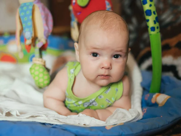 Portret van liegen grappige blanke baby jongen — Stockfoto