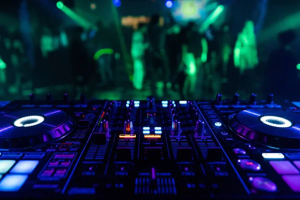 Controller mixer DJ professionale per mixare musica in un nightclub — Foto Stock