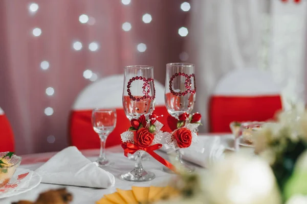 Vasos de boda decorados en la mesa festiva en el restaurante —  Fotos de Stock