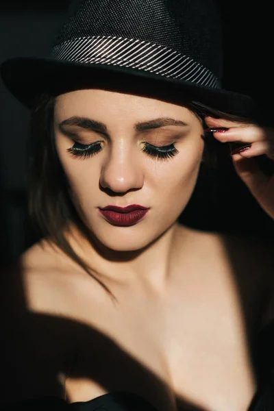 Érzéki portré fiatal lány, fekete kalap, piros rúzs — Stock Fotó