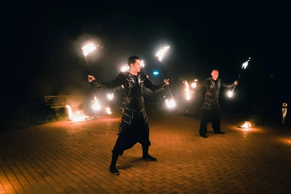 SEMIGORYE, IVANOVO OBLAST, RUSIA - 16 DE JULIO DE 2016: Espectáculo de fuego peligroso del equipo de artistas profesionales con antorchas encendidas — Foto de Stock