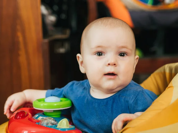 Aranyos kaukázusi fiú csecsemő baba Walker — Stock Fotó