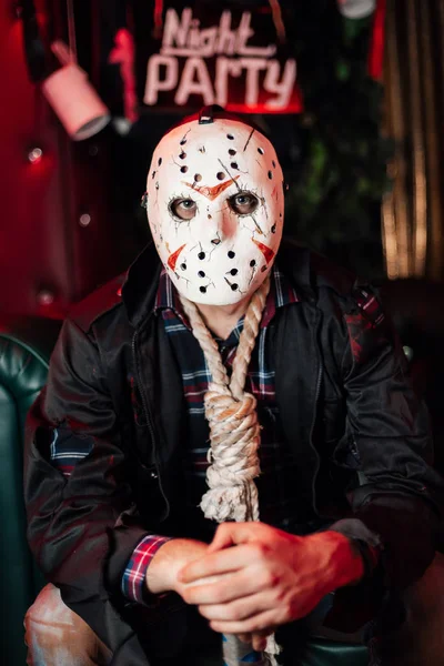 Человек в домашней белой маске Джексон на Хэллоуин — стоковое фото