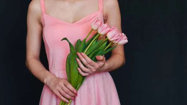 Bouquet di tulipani rosa nelle mani di una ragazza — Foto Stock