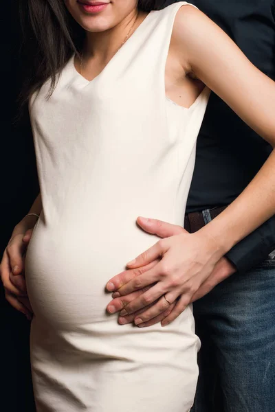 Hände Mann auf dem Bauch eines schwangeren Mädchens — Stockfoto