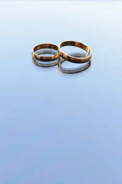 Two traditional wedding gold engagement rings lie — Stock Photo, Image