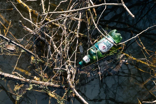 VICHUGA, RUSIA - 21 DE ABRIL DE 2019: Botella de plástico flotando en el agua del río — Foto de Stock