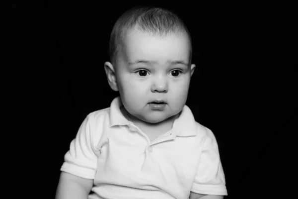 Fekete-fehér portréja vicces aranyos kis bébi — Stock Fotó