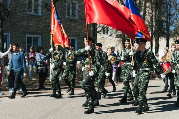 VICHUGA, RUSSIA - MAY 9, 2018: Young men in uniform at victory parade in world war II with flags — Stock Photo, Image