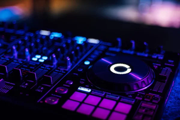 Bir gece kulübünde müzik karıştırma için DJ Mikser denetleyici kurulu — Stok fotoğraf