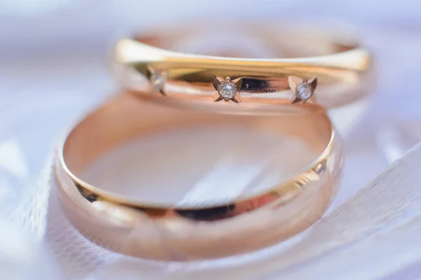 Két arany jegygyűrű gyémántokkal való elkötelezettség — Stock Fotó