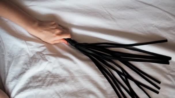 Jovem Sexy Lingerie Sensualmente Detém Chicote Couro Flogger Cama Conceito — Vídeo de Stock