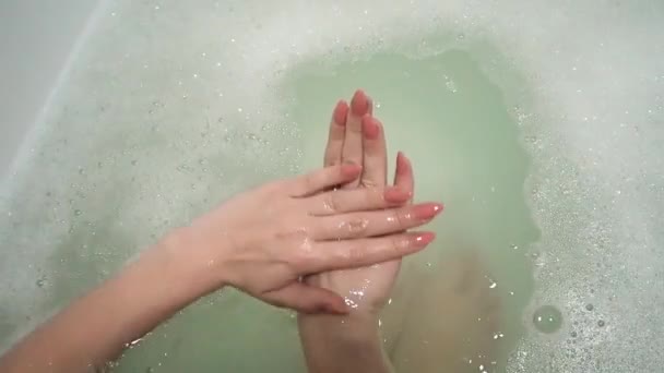 Mening Van Vrouw Die Haar Handen Bad Wast — Stockvideo