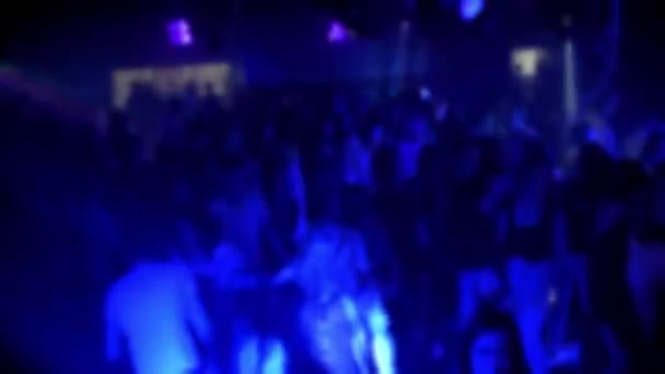 Sagome sfocate di una folla di persone che ballano in un nightclub a una festa — Video Stock