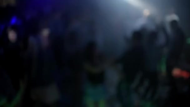 Силуэты толпы танцующих людей на танцполе в ночном клубе на вечеринке — стоковое видео