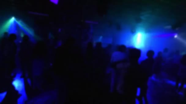 Siluetas de una multitud de personas bailando en la pista de baile en el club nocturno — Vídeo de stock