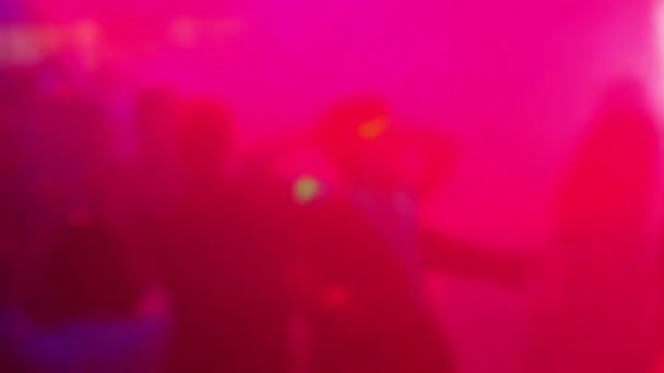Силуэты толпы танцующих людей на танцполе в ночном клубе — стоковое видео
