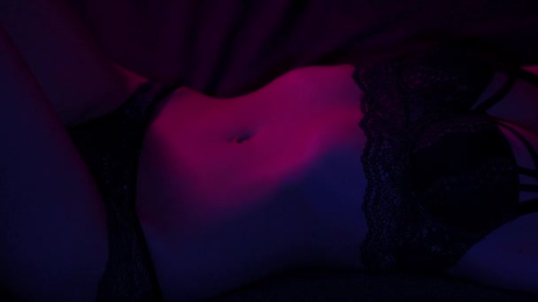 Άνθρωπος κυρίαρχη χαστούκια και αγγίζει δερμάτινο μαστίγιο για BDSM σε υποτακτική κορίτσια σώμα — Αρχείο Βίντεο