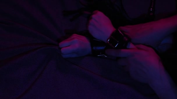 Мужские и женские руки в наручниках во время жесткого секса Bdsm — стоковое видео