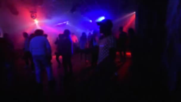 Silhouettes of a group of people dancing in a nightclub on the dance floor — Stock Video