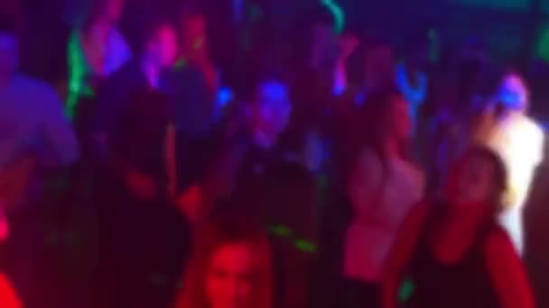 Silhouetten einer Gruppe von Menschen, die in einem Nachtclub auf der Tanzfläche tanzen — Stockvideo