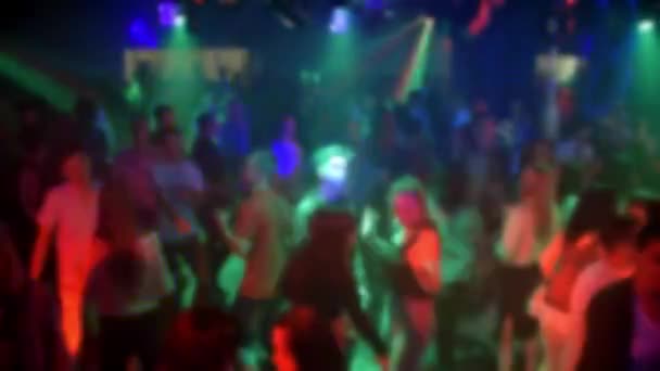 Розмиті силуети танцюючих людей на танцмайданчику в нічному клубі — стокове відео