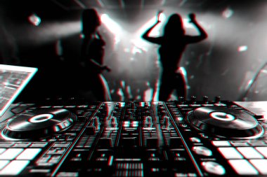 Go-Go dans kızları arka planda dans ile bir gece kulübünde DJ Mikser
