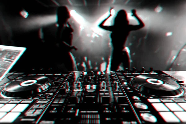 DJ mixer in een discotheek met dansen op de achtergrond van Go-Go Dance Girls — Stockfoto