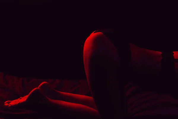 Culo sexy di una ragazza snella in mutandine sul letto — Foto Stock
