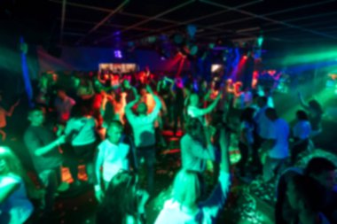 bir partide dans pistinde bir gece kulübünde dans insanların bir kalabalığın siluetleri
