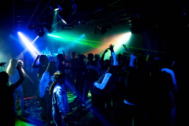 bir gece kulübünde dans insanların bulanık siluetleri