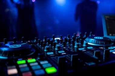 düğmeleri ile bir gece kulübünde profesyonel Dj müzik karıştırıcı