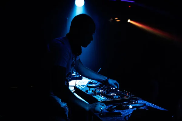 나이트 클럽의 콘서트에서 믹서에서 음악을 연주하는 DJ — 스톡 사진