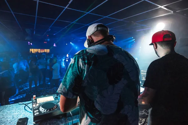 DJs odtwarzać muzykę na mikserze w klubie nocnym na imprezie — Zdjęcie stockowe