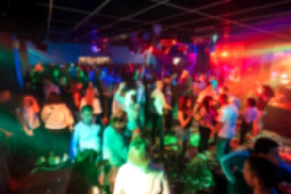 Sagome sfocate di persone che ballano in un nightclub — Foto Stock